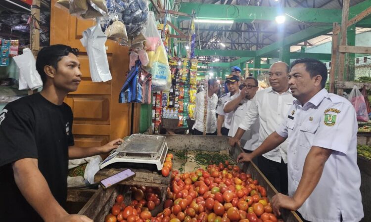 Pemerintah Kota Pemko Sabang bersama unsur Forkopimda melakukan inspeksi mendadak sidak di pasar induk guna memastikan stabilitas harga dan ketersediaan bahan pokok Rabu 2942026 FOTO Humas KETIKKABARcom Pemerintah Kota Pemko Sabang bersama unsur Forkopimda melakukan inspeksi mendadak sidak di pasar induk guna memastikan stabilitas harga dan ketersediaan bahan pokok Rabu 2942026 FOTO Humas