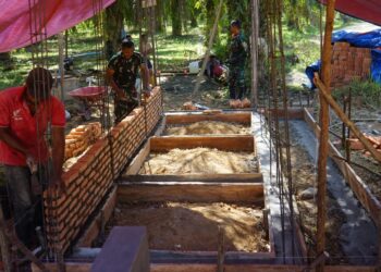 Satgas TMMD bersama masyarakat terus memacu pengerjaan sasaran fisik berupa pembangunan fasilitas Mandi, Cuci, Kakus (MCK) dan renovasi Rumah Tidak Layak Huni (RTLH) di Desa Suka Makmur, Kecamatan Sekerak, Kabupaten Aceh Tamiang, Selasa (28/04/2026). [FOTO: KODAM IM].
