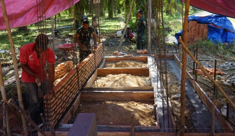 Satgas TMMD bersama masyarakat terus memacu pengerjaan sasaran fisik berupa pembangunan fasilitas Mandi Cuci Kakus MCK dan renovasi Rumah Tidak Layak Huni RTLH di Desa Suka Makmur Kecamatan Sekerak Kabupaten Aceh Tamiang Selasa 28042026 FOTO KODAM IM KETIKKABARcom Satgas TMMD bersama masyarakat terus memacu pengerjaan sasaran fisik berupa pembangunan fasilitas Mandi Cuci Kakus MCK dan renovasi Rumah Tidak Layak Huni RTLH di Desa Suka Makmur Kecamatan Sekerak Kabupaten Aceh Tamiang Selasa 28042026 FOTO KODAM IM