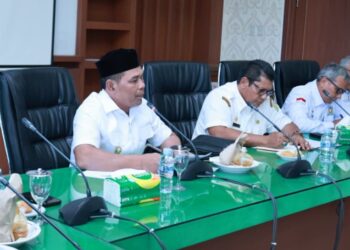 Bupati Aceh Besar H Muharram Idris (Syech Muharram), memimpin rakor bersama pejabat dan kepala OPD di lingkungan Pemkab Aceh Besar, di Kantor Bupati Aceh Besar, Kota Jantho, Rabu (29/4/2026) pagi. FOTO/ PROKOPIM PEMKAB ACEH BESAR.