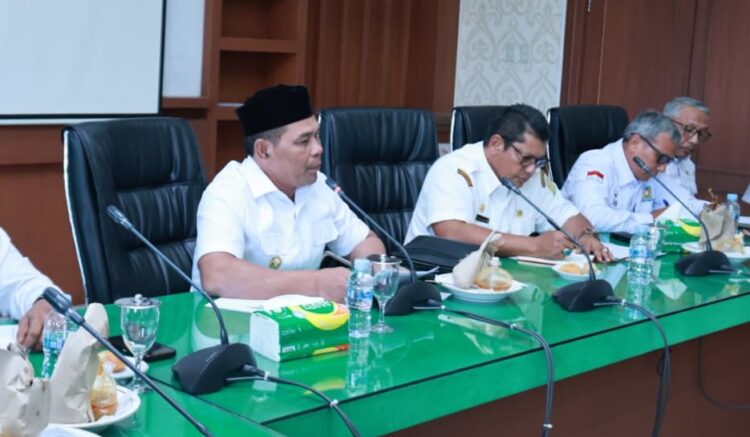 Bupati Aceh Besar H Muharram Idris Syech Muharram memimpin rakor bersama pejabat dan kepala OPD di lingkungan Pemkab Aceh Besar di Kantor Bupati Aceh Besar Kota Jantho Rabu 2942026 pagi FOTO PROKOPIM PEMKAB ACEH BESAR KETIKKABARcom Bupati Aceh Besar H Muharram Idris Syech Muharram memimpin rakor bersama pejabat dan kepala OPD di lingkungan Pemkab Aceh Besar di Kantor Bupati Aceh Besar Kota Jantho Rabu 2942026 pagi FOTO PROKOPIM PEMKAB ACEH BESAR