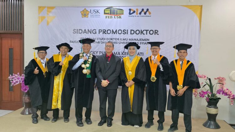 Kepala Biro Sumber Daya Manusia Karo SDM Polda Aceh Kombes Pol Ricky Purnama Kertapati SIK MSi tengah resmi menyandang gelar Doktor Ilmu Manajemen dari Universitas Syiah Kuala USK Rabu 2942026 FOTO Humas Polda Aceh KETIKKABARcom Kepala Biro Sumber Daya Manusia Karo SDM Polda Aceh Kombes Pol Ricky Purnama Kertapati SIK MSi tengah resmi menyandang gelar Doktor Ilmu Manajemen dari Universitas Syiah Kuala USK Rabu 2942026 FOTO Humas Polda Aceh