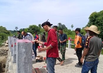 Personel TNI dari Kodim 0107/Aceh Selatan resmi merampungkan pembangunan Jembatan Aramco di dua titik di Desa Raket, Kecamatan Trumon, Kabupaten Aceh Selatan, pada Rabu (29/4/2026). [FOTO: KODAM IM]
