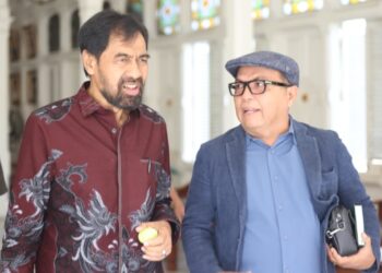 Gubernur Aceh Muzakir Manaf bersama Juru Bicara Pemerintah Aceh, Dr. Nurlis Effendi. [FOTO: Ist]
