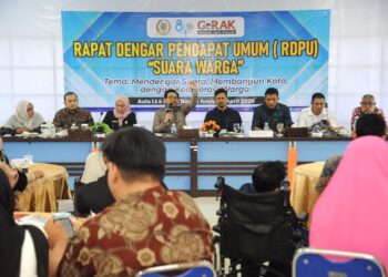 DPRK) Banda Aceh menyelenggarakan Rapat Dengar Pendapat Umum (RDPU) guna menampung aspirasi masyarakat, yang berlangsung di Aula Kantor DPRK setempat pada Kamis (30/04/2026). [FOTO: HUMAS]