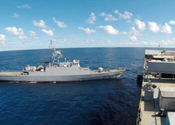 Iran Blokade Selat Hormuz di Laut Arab, Militer IRGC Peringatkan Pasukan AS Tak Mendekat. [FOTO: AP]