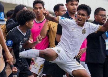 Pemain Bhayangkara U-20 (putih) menendang pemain Dewa United U-20 di Semarang, Minggu (19/4) sore./ FOTO Dewa United.