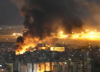 Kobaran api dan asap membubung dari serangan udara Israel di Dahiyeh, di pinggiran selatan Beirut, Lebanon, pada hari Minggu. [FOTO: AP]