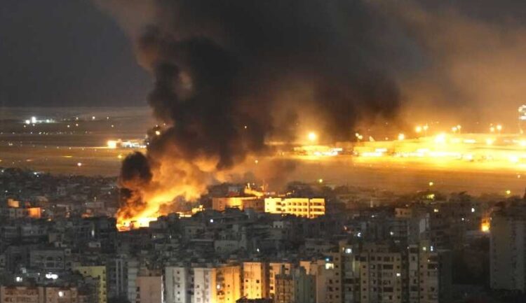 Kobaran api dan asap membubung dari serangan udara Israel di Dahiyeh di pinggiran selatan Beirut Lebanon pada hari Minggu FOTO AP