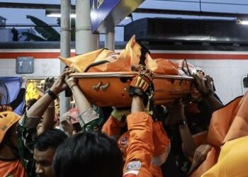 Jumlah korban meninggal dunia dalam kecelakaan maut yang melibatkan kereta api di kawasan Stasiun Bekasi Timur, Kota Bekasi, dilaporkan meningkat menjadi 15 orang, Selasa (28/4/2026). [FOTO: Ist]