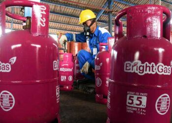 Petugas melakukan pengisian ulang tabung LPG non subsidi Pertamina Bright Gas 5,5 kilogram./ FOTO: ANTARA