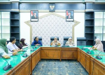 USK melalui Bagian Kewirausahaan memperkuat sinergi dengan Dharma Wanita Persatuan (DWP) Sekretariat Dewan Perwakilan Rakyat Aceh (DPRA) untuk menggelar Expo Kansis (EXSIS) Ramadhan 2026 yang berlangsung di Ruang Rapat Badan Anggaran Sekretariat DPRA, Banda Aceh, Senin, 24 Februari 2026.