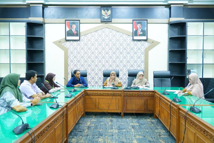 USK melalui Bagian Kewirausahaan memperkuat sinergi dengan Dharma Wanita Persatuan DWP Sekretariat Dewan Perwakilan Rakyat Aceh DPRA untuk menggelar Expo Kansis EXSIS Ramadhan 2026 yang berlangsung di Ruang Rapat Badan Anggaran Sekretariat DPRA Banda Aceh Senin 24 Februari 2026 KETIKKABARcom USK melalui Bagian Kewirausahaan memperkuat sinergi dengan Dharma Wanita Persatuan DWP Sekretariat Dewan Perwakilan Rakyat Aceh DPRA untuk menggelar Expo Kansis EXSIS Ramadhan 2026 yang berlangsung di Ruang Rapat Badan Anggaran Sekretariat DPRA Banda Aceh Senin 24 Februari 2026