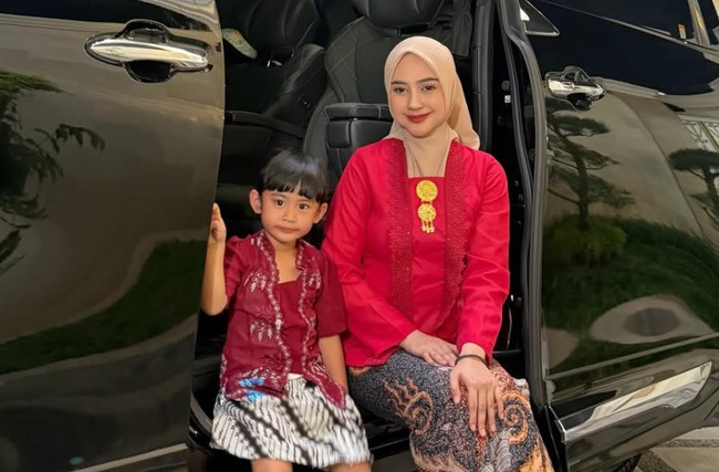 YouTuber Ria Ricis mengenakan baju kebaya FOTO Instagram KETIKKABARcom YouTuber Ria Ricis mengenakan baju kebaya FOTO Instagram