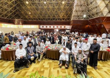 Gubernur Aceh, Muzakir Manaf (Mualem), menggelar silaturahmi bersama ulama kharismatik dan tokoh masyarakat di Anjong Mon Mata, Meuligoe Gubernur Aceh, Sabtu (9/5/2026). [FOTO: Humas]