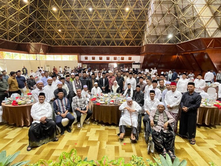 Gubernur Aceh Muzakir Manaf Mualem menggelar silaturahmi bersama ulama kharismatik dan tokoh masyarakat di Anjong Mon Mata Meuligoe Gubernur Aceh Sabtu 952026 FOTO Humas KETIKKABARcom Gubernur Aceh Muzakir Manaf Mualem menggelar silaturahmi bersama ulama kharismatik dan tokoh masyarakat di Anjong Mon Mata Meuligoe Gubernur Aceh Sabtu 952026 FOTO Humas