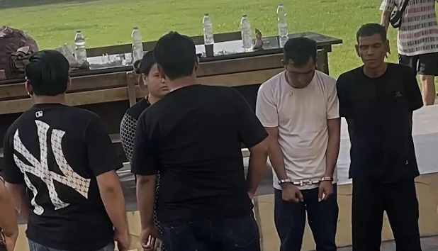 Tim gabungan Polresta Pekanbaru dan Polda Riau meringkus empat tersangka pembunuhan serta perampokan terhadap seorang lansia Dumaris Deniwati Boru Sitio dalam pelarian lintas provinsi di Sumatra pada Sabtu 252026 FOTO Ist KETIKKABARcom Tim gabungan Polresta Pekanbaru dan Polda Riau meringkus empat tersangka pembunuhan serta perampokan terhadap seorang lansia Dumaris Deniwati Boru Sitio dalam pelarian lintas provinsi di Sumatra pada Sabtu 252026 FOTO Ist