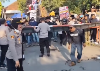 Demonstrasi ratusan orang yang tergabung dalam kelompok Topi Jerami berujung ricuh dengan melemparkan ratusan ular ke arah petugas keamanan, di depan gerbang Pendopo Bupati Indramayu, Kamis (8/5/2026) sore. [FOTO: Ist]