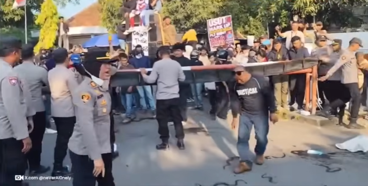 Demonstrasi ratusan orang yang tergabung dalam kelompok Topi Jerami berujung ricuh dengan melemparkan ratusan ular ke arah petugas keamanan di depan gerbang Pendopo Bupati Indramayu Kamis 852026 sore FOTO Ist KETIKKABARcom Demonstrasi ratusan orang yang tergabung dalam kelompok Topi Jerami berujung ricuh dengan melemparkan ratusan ular ke arah petugas keamanan di depan gerbang Pendopo Bupati Indramayu Kamis 852026 sore FOTO Ist