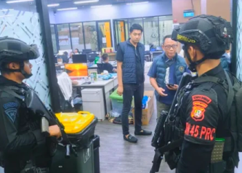 Satuan Brimob Polda Metro Jaya dikerahkan untuk pengamanan dalam operasi penggerebekan markas judi online jaringan internasional di kawasan Hayam Wuruk, Jakarta Barat, Sabtu (9/5/2026). [FOTO: Ist]