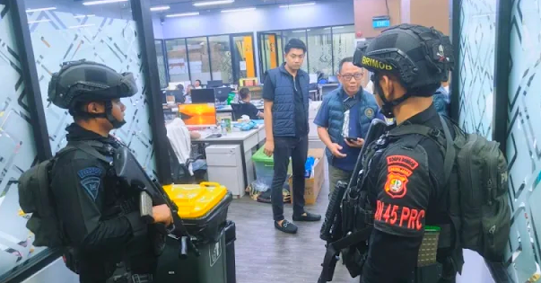 Satuan Brimob Polda Metro Jaya dikerahkan untuk pengamanan dalam operasi penggerebekan markas judi online jaringan internasional di kawasan Hayam Wuruk Jakarta Barat Sabtu 952026 FOTO Ist KETIKKABARcom Satuan Brimob Polda Metro Jaya dikerahkan untuk pengamanan dalam operasi penggerebekan markas judi online jaringan internasional di kawasan Hayam Wuruk Jakarta Barat Sabtu 952026 FOTO Ist