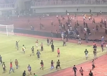 Kericuhan hebat pecah setelah laga playoff Promosi Championship Liga 2 20252026 antara Persipura Jayapura menjamu Adhyaksa FC di Stadion Lukas Enembe Jumat 852026 sore WIB FOTO Tangkap Layar KETIKKABARcom Kericuhan hebat pecah setelah laga play off Promosi Championship Liga 2 2025 2026 antara Persipura Jayapura menjamu Adhyaksa FC di Stadion Lukas Enembe Jumat 852026 sore WIB FOTO Tangkap Layar