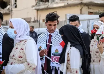 50 pasangan pengantin yatim piatu di Jalur Gaza mengikuti prosesi pernikahan massal yang digelar pada Minggu (11/5/2026). [FOTO: Ist]