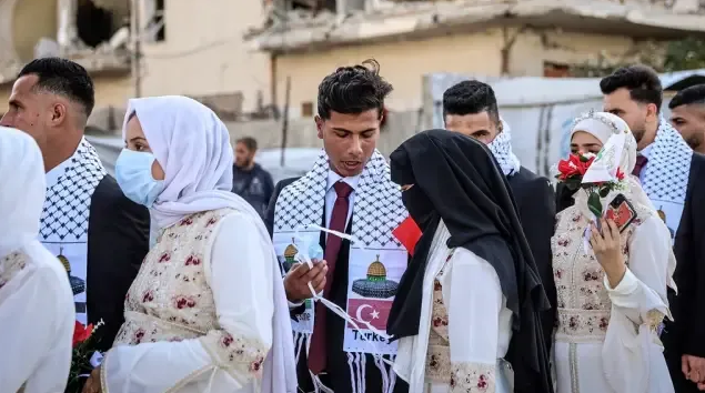 50 pasangan pengantin yatim piatu di Jalur Gaza mengikuti prosesi pernikahan massal yang digelar pada Minggu 1152026 FOTO Ist KETIKKABARcom 50 pasangan pengantin yatim piatu di Jalur Gaza mengikuti prosesi pernikahan massal yang digelar pada Minggu 1152026 FOTO Ist