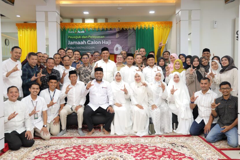 Foto bersama jamaah calon haji usai prosesi peusijuek yang digelar di Kantor Pusat Bank Aceh 21 April 2026 FOTOHumas Bank Aceh KETIKKABARcom Foto bersama jamaah calon haji usai prosesi peusijuek yang digelar di Kantor Pusat Bank Aceh 21 April 2026 FOTOHumas Bank Aceh