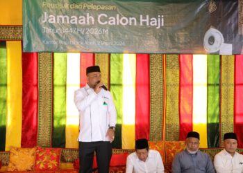 Direktur Utama Bank Aceh, Fadhil Ilyas, memberikan sambutan pada acara peusijuek dan pelepasan jamaah calon haji di Kantor Pusat Bank Aceh, 21 April 2026. FOTO/Humas Bank Aceh