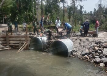Prajurit Kodim 0119/Bener Meriah melalui jajaran Koramil 03/Timang Gajah bersama warga Dusun Alur Pungkeh, Desa Blang Rongka, Kecamatan Timang Gajah, bergotong royong membangun jembatan rangka Aramco, Jumat (8/5/2026). [FOTO: Humas Kodam IM]
