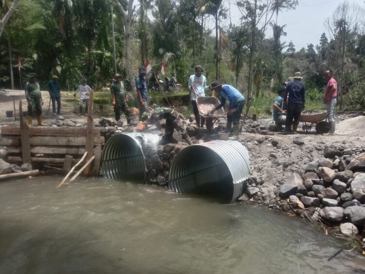 Prajurit Kodim 0119Bener Meriah melalui jajaran Koramil 03Timang Gajah bersama warga Dusun Alur Pungkeh Desa Blang Rongka Kecamatan Timang Gajah bergotong royong membangun jembatan rangka Aramco Jumat 852026 FOTO Humas Kodam IM KETIKKABARcom Prajurit Kodim 0119Bener Meriah melalui jajaran Koramil 03Timang Gajah bersama warga Dusun Alur Pungkeh Desa Blang Rongka Kecamatan Timang Gajah bergotong royong membangun jembatan rangka Aramco Jumat 852026 FOTO Humas Kodam IM