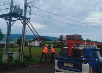 Petugas PLN memperbaiki kelistrikan di kawasan Komplek Aceh Training Center (ATC) di lintasan Jalan Rel Kereta Api Lama, Desa Meunasah Manyang, Kecamatan Ingin Jaya, Aceh Besar, Sabtu (9/5/2026). [FOTO: Ist]
