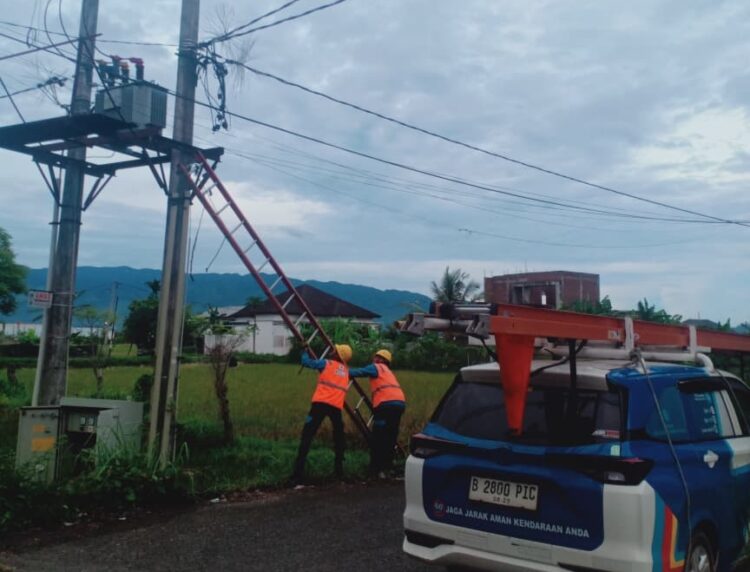 Petugas PLN memperbaiki kelistrikan di kawasan Komplek Aceh Training Center ATC di lintasan Jalan Rel Kereta Api Lama Desa Meunasah Manyang Kecamatan Ingin Jaya Aceh Besar Sabtu 952026 FOTO Ist KETIKKABARcom Petugas PLN memperbaiki kelistrikan di kawasan Komplek Aceh Training Center ATC di lintasan Jalan Rel Kereta Api Lama Desa Meunasah Manyang Kecamatan Ingin Jaya Aceh Besar Sabtu 952026 FOTO Ist