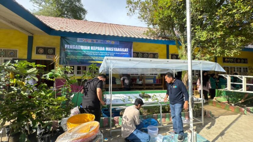 Tim pengabdian masyarakat CDNA E mempraktikan langsung penanaman Hidroponik di SD Negeri 6 Meureudu Kabupaten Pidie Jaya Selasa 1852026