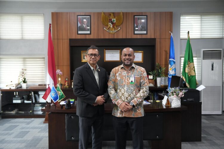 Direktur Utama Bank Aceh Fadhil Ilyas kanan Bersama Rektor Universitas Syiah Kuala Prof Mirza Tabrani FOTOHumas Bank Aceh KETIKKABARcom Direktur Utama Bank Aceh Fadhil Ilyas kanan Bersama Rektor Universitas Syiah Kuala Prof Mirza Tabrani FOTOHumas Bank Aceh