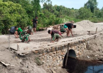 Personel Kodim 0107/Aceh Selatan mempercepat pembangunan lanjutan Jembatan Aramco di titik Suak Rege dan Suak Lele, Desa Buluh Seuma, Kecamatan Trumon, Aceh Selatan, Jumat (1/5/2026). [FOTO: KODAM IM]