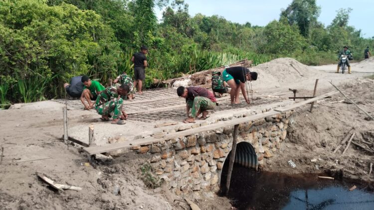 Personel Kodim 0107Aceh Selatan mempercepat pembangunan lanjutan Jembatan Aramco di titik Suak Rege dan Suak Lele Desa Buluh Seuma Kecamatan Trumon Aceh Selatan Jumat 152026 FOTO KODAM IM KETIKKABARcom Personel Kodim 0107Aceh Selatan mempercepat pembangunan lanjutan Jembatan Aramco di titik Suak Rege dan Suak Lele Desa Buluh Seuma Kecamatan Trumon Aceh Selatan Jumat 152026 FOTO KODAM IM