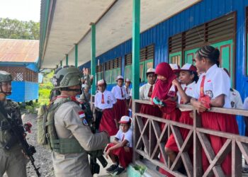Personel Satgas Operasi Damai Cartenz-2026 menggelar patroli dialogis dan kegiatan sambang ke SDN Bale, Distrik Kabiding, Kabupaten Pegunungan Bintang, Sabtu (2/5/2026). [FOTO: Ist]