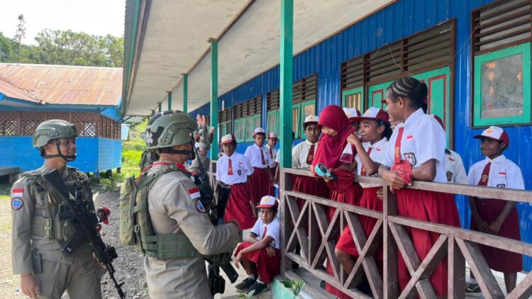 Personel Satgas Operasi Damai Cartenz 2026 menggelar patroli dialogis dan kegiatan sambang ke SDN Bale Distrik Kabiding Kabupaten Pegunungan Bintang Sabtu 252026 FOTO Ist