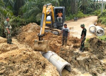 Satgas TNI Manunggal Membangun Desa (TMMD) Reguler ke-128 Kodim 0104/Aceh Timur bersama masyarakat merampungkan pemasangan gorong-gorong dan mempercepat pembangunan Rumah Tidak Layak Huni (RTLH) di pedalaman Desa Alue Canang, Kecamatan Birem Bayeun, Kabupaten Aceh Timur, pada Sabtu (2/5/2026). [FOTO: KODAM IM]