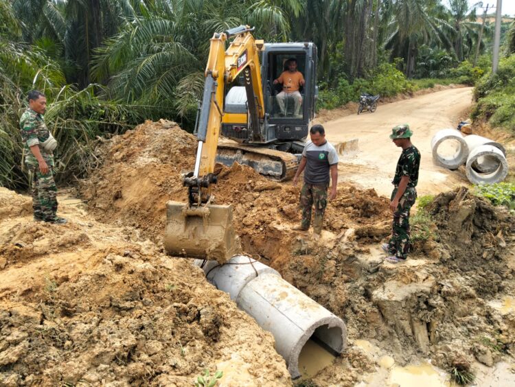 Satgas TNI Manunggal Membangun Desa TMMD Reguler ke128 Kodim 0104Aceh Timur bersama masyarakat merampungkan pemasangan goronggorong dan mempercepat pembangunan Rumah Tidak Layak Huni RTLH di pedalaman Desa Alue Canang Kecamatan Birem Bayeun Kabupaten Aceh Timur pada Sabtu 252026 FOTO KODAM IM KETIKKABARcom Satgas TNI Manunggal Membangun Desa TMMD Reguler ke 128 Kodim 0104Aceh Timur bersama masyarakat merampungkan pemasangan gorong gorong dan mempercepat pembangunan Rumah Tidak Layak Huni RTLH di pedalaman Desa Alue Canang Kecamatan Birem Bayeun Kabupaten Aceh Timur pada Sabtu 252026 FOTO KODAM IM