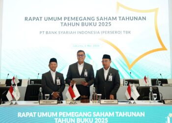 Direktur Utama BSI Anggoro Eko Cahyo (tengah) bersama Ketua Dewan Pengawas Syariah BSI KH Hasanudin (kiri) dan Komisaris Utama BSI Muhadjir Effendy (kanan) berbincang bersama sesaat sebelum RUPST Tahun Buku 2025 di Kantor BSI Tower, Jakarta (5/5). [FOTO: BSI]
