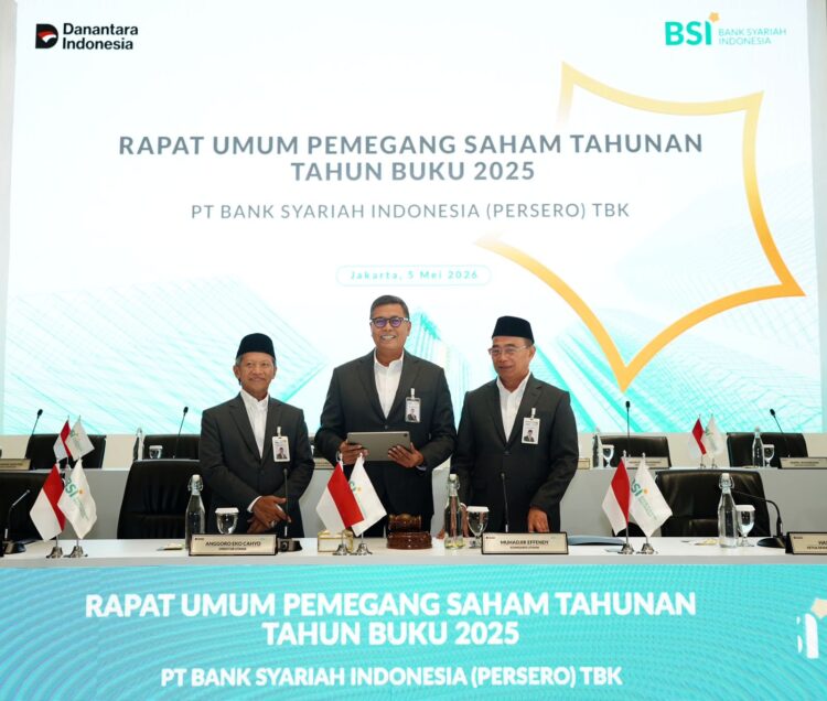 Direktur Utama BSI Anggoro Eko Cahyo tengah bersama Ketua Dewan Pengawas Syariah BSI KH Hasanudin kiri dan Komisaris Utama BSI Muhadjir Effendy kanan berbincang bersama sesaat sebelum RUPST Tahun Buku 2025 di Kantor BSI Tower Jakarta 55 FOTO BSI KETIKKABARcom Direktur Utama BSI Anggoro Eko Cahyo tengah bersama Ketua Dewan Pengawas Syariah BSI KH Hasanudin kiri dan Komisaris Utama BSI Muhadjir Effendy kanan berbincang bersama sesaat sebelum RUPST Tahun Buku 2025 di Kantor BSI Tower Jakarta 55 FOTO BSI