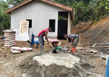 Satgas TNI Manunggal Membangun Desa (TMMD) Reguler ke-128 Kodim 0117/Aceh Tamiang mempercepat pengerjaan renovasi Rumah Tidak Layak Huni (RTLH) milik Muin di Desa Suka Makmur, Kecamatan Sekerak, Kabupaten Aceh Tamiang, Selasa, 5/5/2026. [FOTO: KODAM IM]
