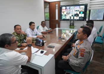 Jajaran Forum Koordinasi Pimpinan Daerah (Forkopimda) Aceh mengikuti video conference (vicon) Apel Kesiapsiagaan Penanganan Kebakaran Hutan dan Lahan (Karhutla) Nasional 2026 di Kantor Gubernur Aceh, Rabu (6/5/2026). [FOTO: HUMAS]