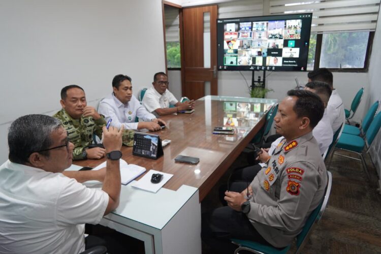 Jajaran Forum Koordinasi Pimpinan Daerah Forkopimda Aceh mengikuti video conference vicon Apel Kesiapsiagaan Penanganan Kebakaran Hutan dan Lahan Karhutla Nasional 2026 di Kantor Gubernur Aceh Rabu 652026 FOTO HUMAS KETIKKABARcom Jajaran Forum Koordinasi Pimpinan Daerah Forkopimda Aceh mengikuti video conference vicon Apel Kesiapsiagaan Penanganan Kebakaran Hutan dan Lahan Karhutla Nasional 2026 di Kantor Gubernur Aceh Rabu 652026 FOTO HUMAS