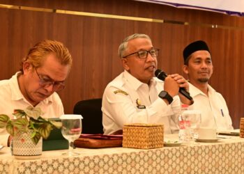 Asisten I Sekda Aceh Besar Farhan AP, membuka kegiatan Pembinaan Pertanahan bagi Imuem Mukim Gelombang II Tahun 2026 di Ilona Boutique Hotel, Rabu (6/5/2026). FOTO/MC ACEH BESAR