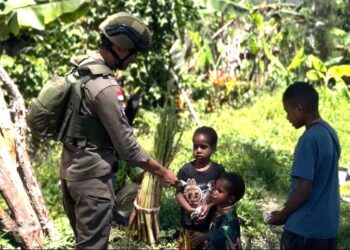 Satgas Operasi Damai Cartenz 2026 melaksanakan patroli dialogis dan aksi humanis dengan berbagi makanan kepada warga di Distrik Sinak, Papua, pada Rabu (6/5/2026). [FOTO: POLRI]