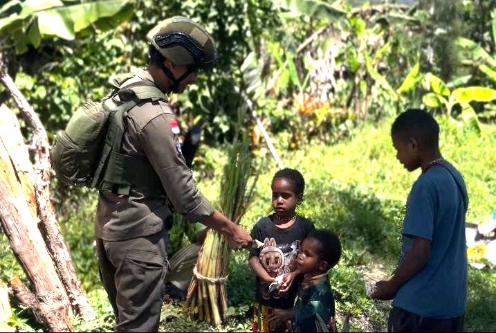 Satgas Operasi Damai Cartenz 2026 melaksanakan patroli dialogis dan aksi humanis dengan berbagi makanan kepada warga di Distrik Sinak Papua pada Rabu 652026 FOTO POLRI KETIKKABARcom Satgas Operasi Damai Cartenz 2026 melaksanakan patroli dialogis dan aksi humanis dengan berbagi makanan kepada warga di Distrik Sinak Papua pada Rabu 652026 FOTO POLRI